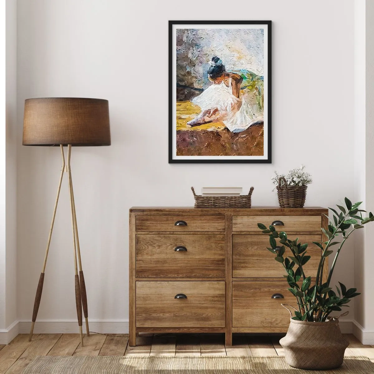 Poszter fehér keretben - Egy fehér ruhás balerina festői háttérnek támaszkodik. - 50x70cm - Degas festményéből - Modern fali dekoráció nappalihoz és hálószobához ARTTOR