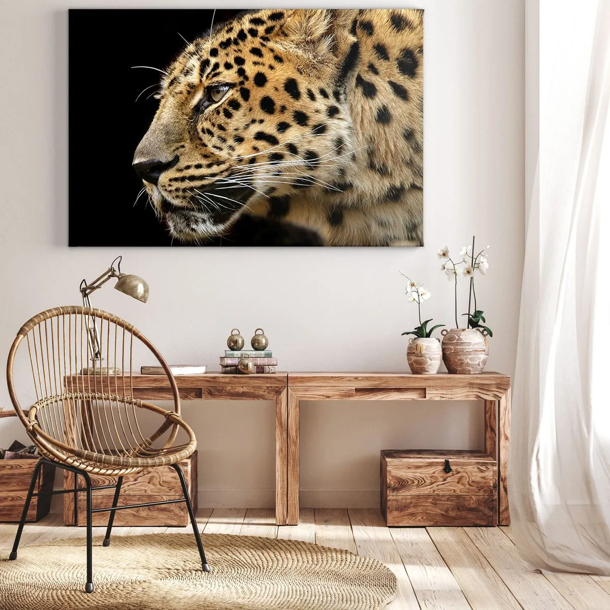 Vászonkép - Leopárdfej közeli képe fekete háttér előtt - 70x50cm - Nyugodt, koncentrált, kész - Modern fali dekoráció nappalihoz és hálószobához ARTTOR