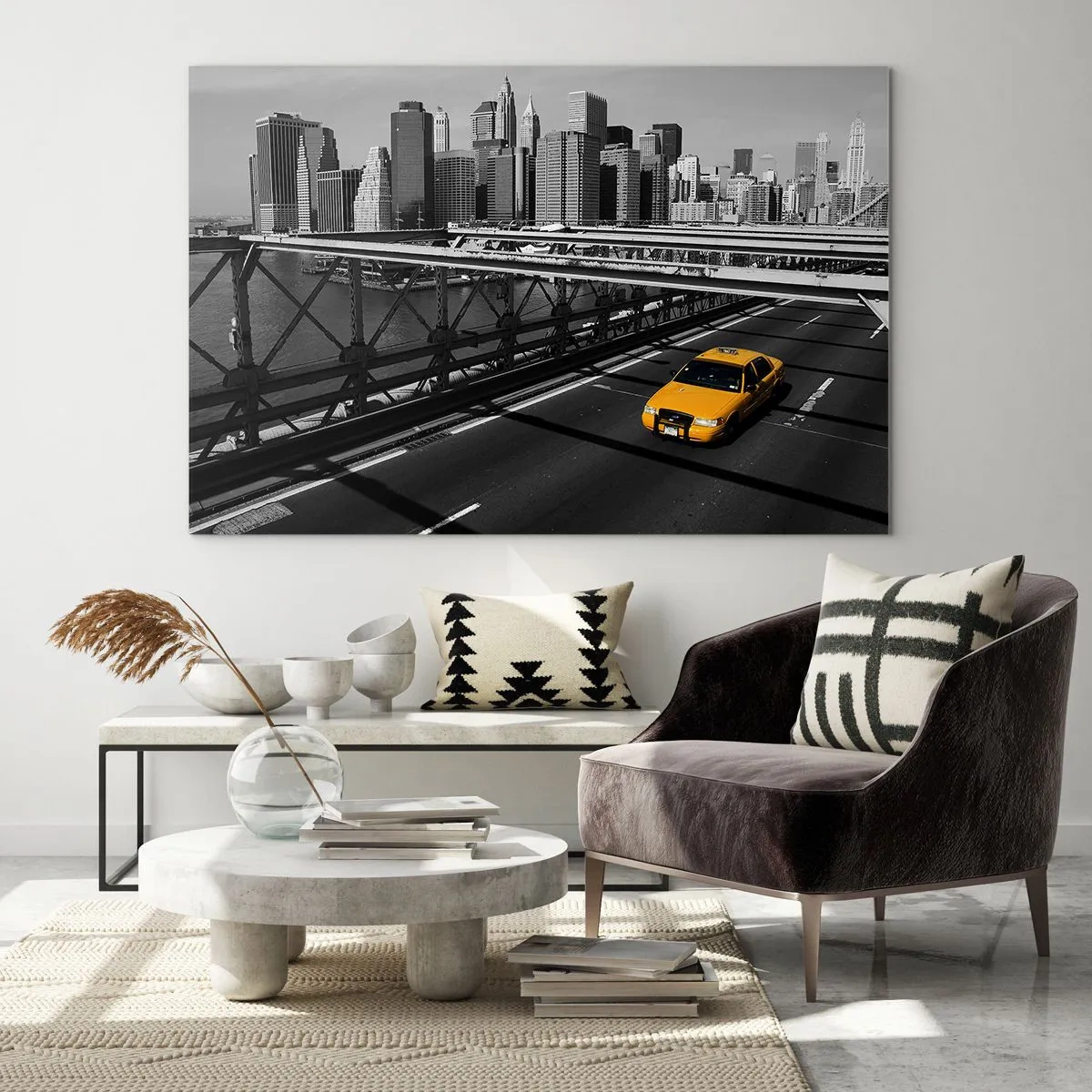 Üveg kép - Egy sárga taxi egy Manhattanre néző hídon - 70x50cm - Nagy város színei - Modern fali dekoráció nappalihoz és hálószobához ARTTOR