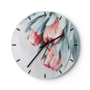 Falióra, Óra - Protea virágok halványkék levelekkel világos háttér előtt - 30x30cm - Szégyellve saját szépségüket - Modern fali dekoráció nappalihoz, konyhához és hálószobához ARTTOR