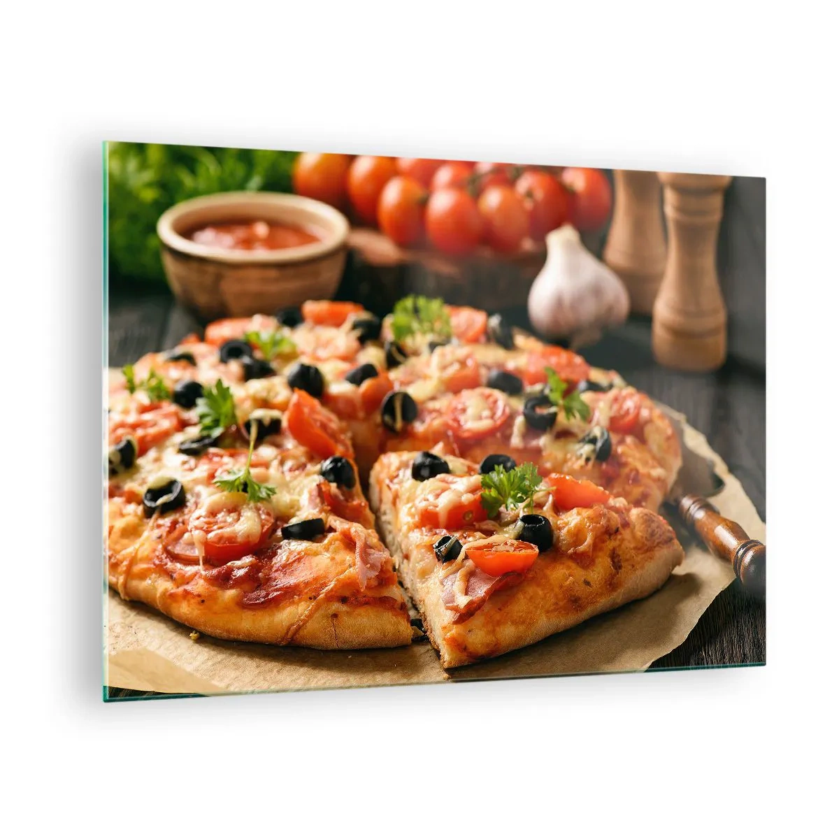 Üveg kép - Ínycsiklandozó pizza paradicsommal, olajbogyóval és fűszernövényekkel - 70x50cm - Ismét megúsztad - Modern fali dekoráció nappalihoz és hálószobához ARTTOR