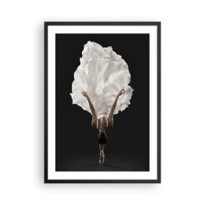 Poszter fehér keretben - Egy fehér ruhás táncos lebeg a levegőben egy fekete háttér előtt. - 50x70cm - Szokatlan sávok - Modern fali dekoráció nappalihoz és hálószobához ARTTOR