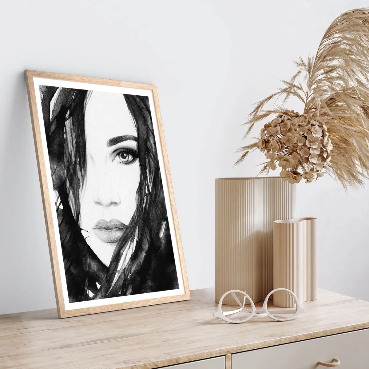 Poszter világos tölgy keretben - Fekete-fehér hölgy portréja - 50x70 cm