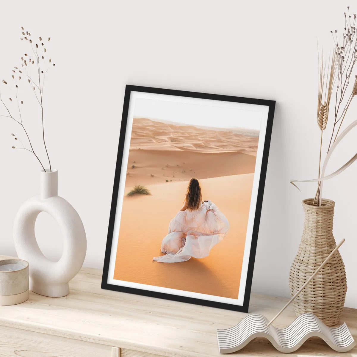 Poszter fehér keretben - Egy nő lenge ruhában a sivatagban - 50x70cm - Menekülés a szabadságtól - Modern fali dekoráció nappalihoz és hálószobához ARTTOR