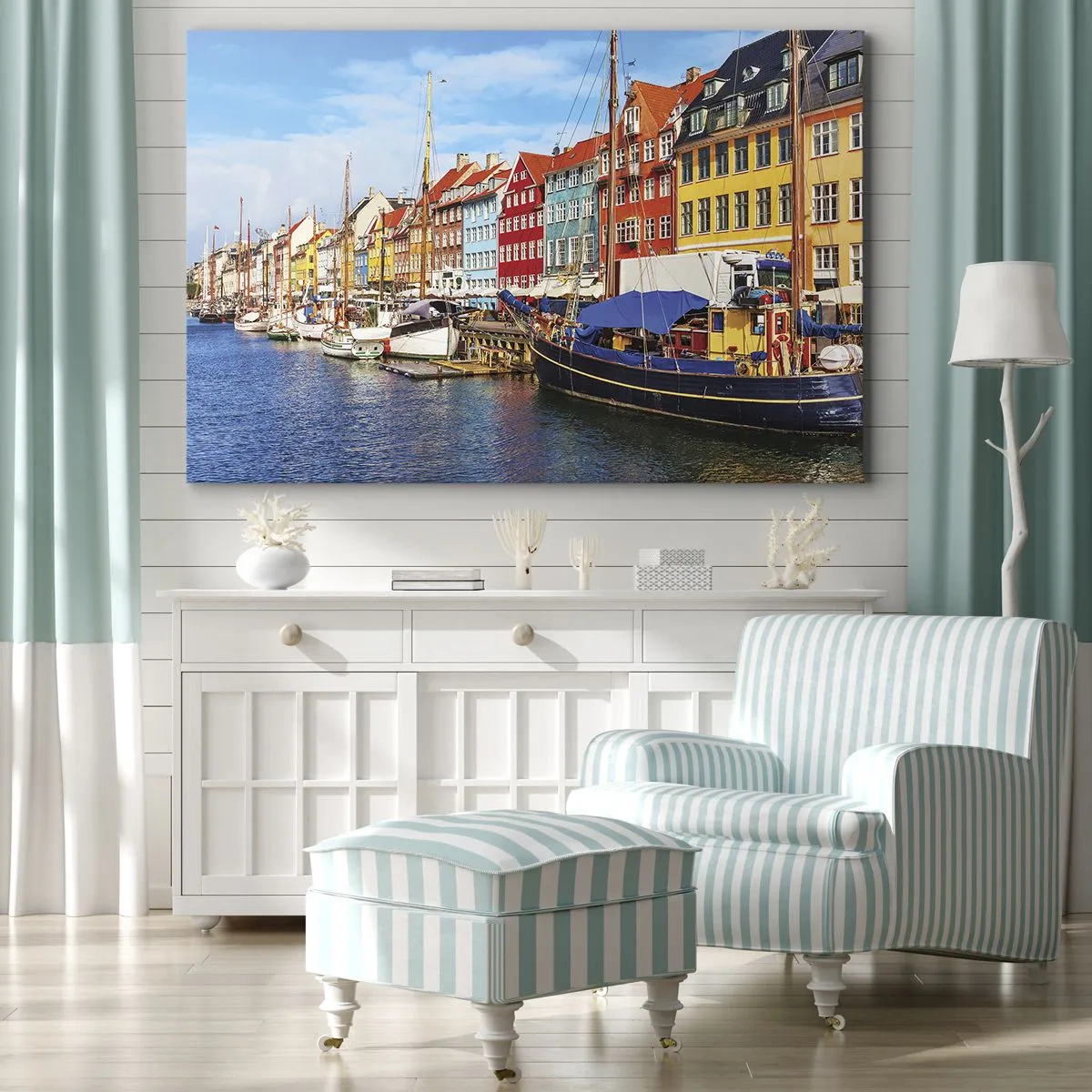 Vászonkép - Színes házak a csatornán, napsütéses hajókkal - 70x50cm - Örömteli rakpart - Modern fali dekoráció nappalihoz és hálószobához ARTTOR