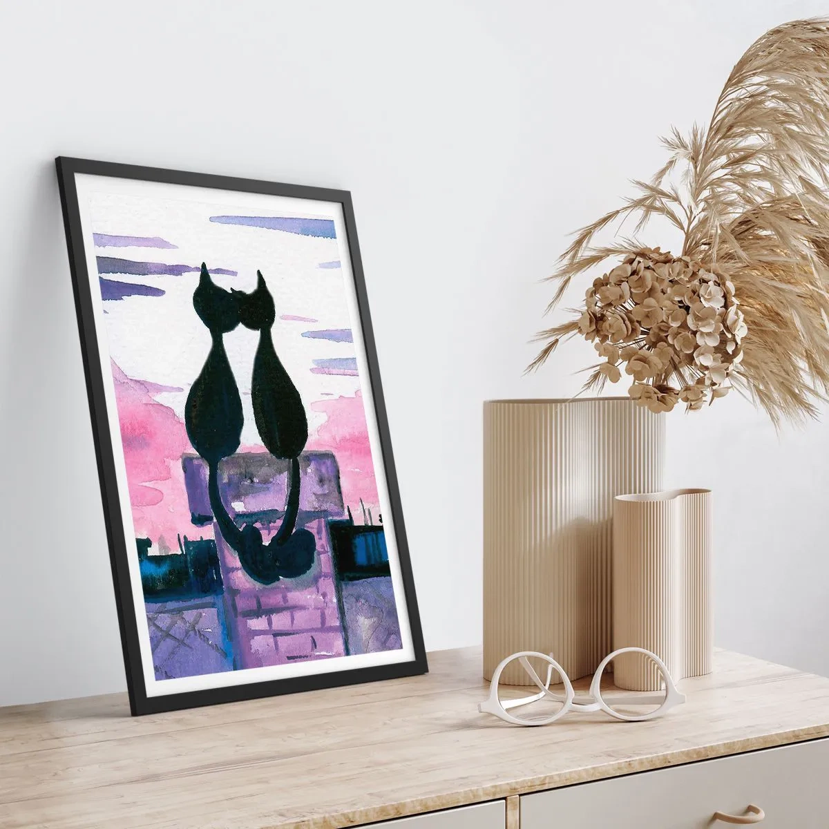 Poszter fehér keretben - Két fekete macska a rózsaszín-lila égbolt előtt - 50x70cm - Rendez-vous a holdfénynél - Modern fali dekoráció nappalihoz és hálószobához ARTTOR