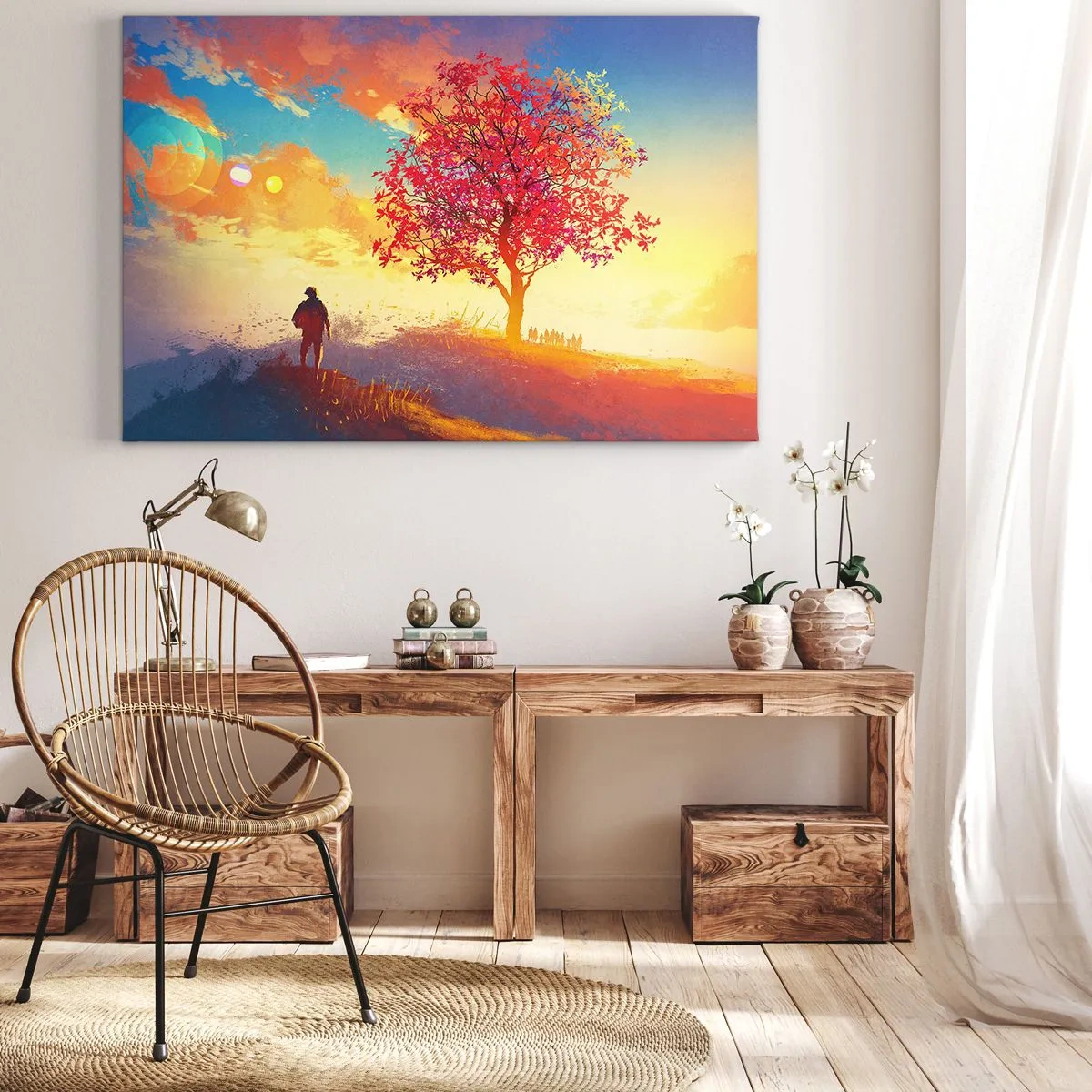 Vászonkép - Egy alak egy dombon, egy színes fa mellett, a lenyugvó nap fényében - 70x50cm - Zarándok a célállomáson - Modern fali dekoráció nappalihoz és hálószobához ARTTOR