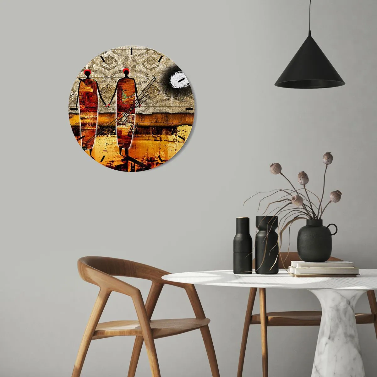 Falióra, Óra - Kézen fogva álló alakok absztrakt motívuma egy dísz hátterében - 30x30cm - Etnikai összetétel Afrika színeiben - Modern fali dekoráció nappalihoz, konyhához és hálószobához ARTTOR