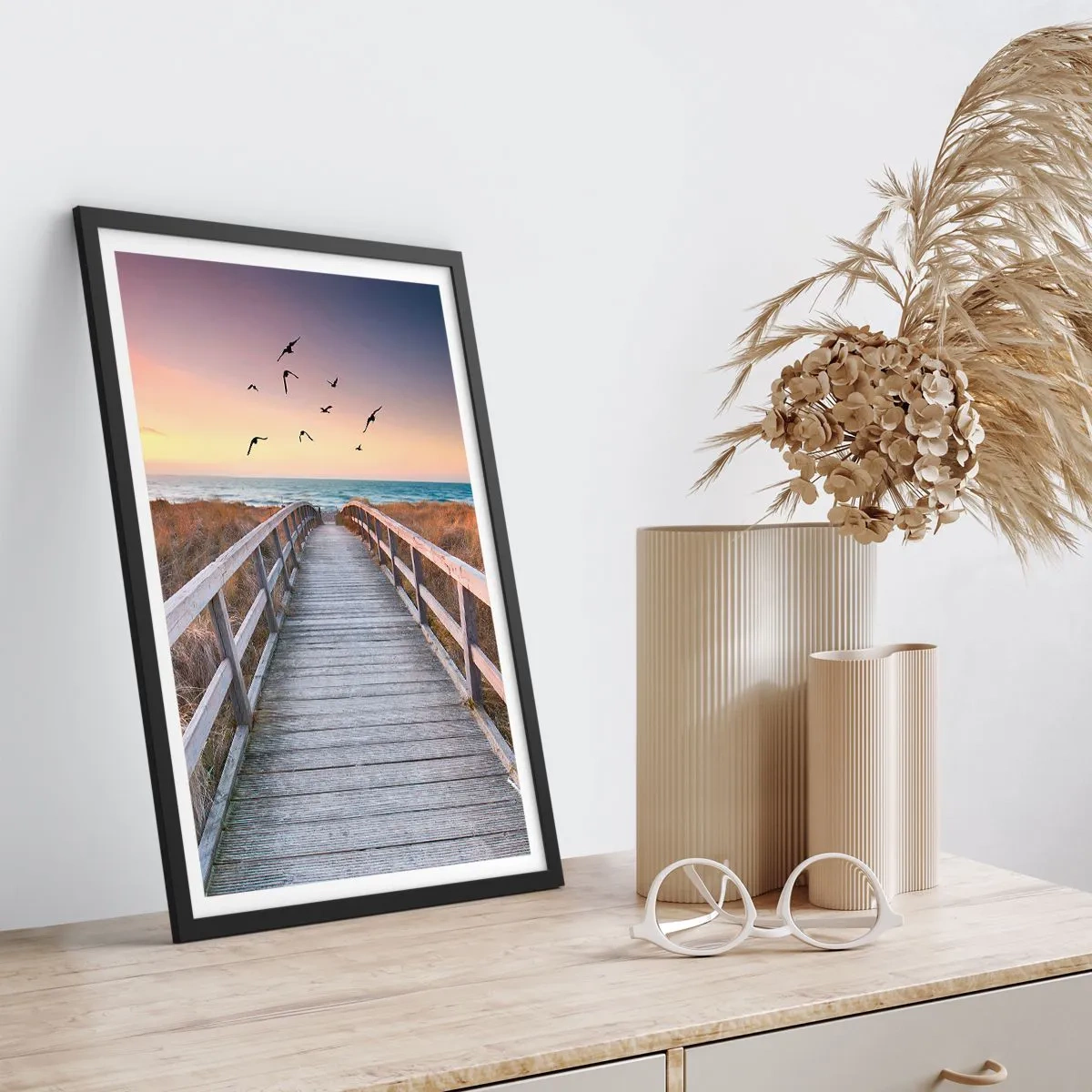 Poszter fehér keretben - Fából készült móló vezet a strandra naplementekor - 50x70cm - Repülési tér - Modern fali dekoráció nappalihoz és hálószobához ARTTOR
