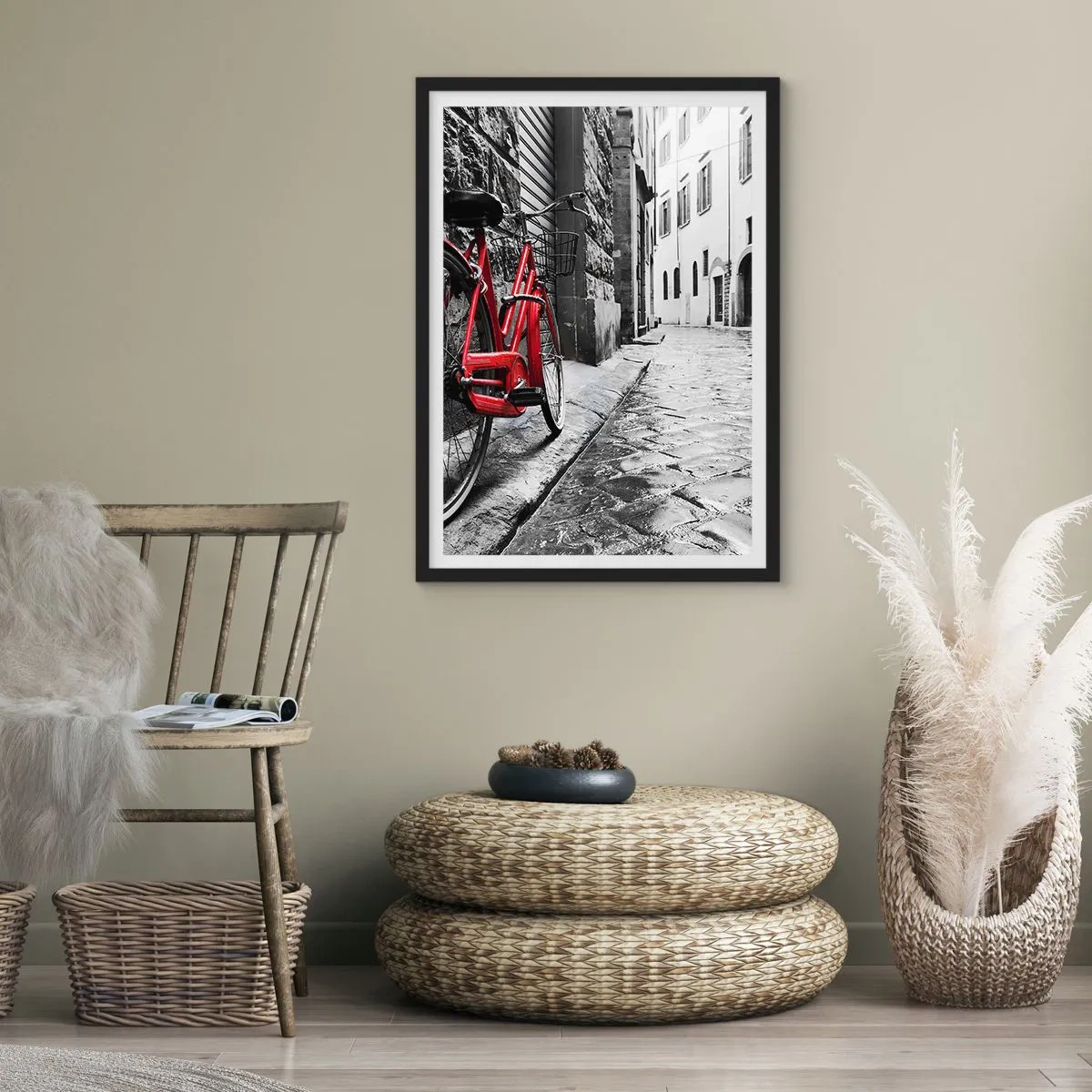 Poszter fehér keretben - Egy piros bicikli egy fekete-fehér macskaköves utcán - 50x70cm - Az igazi gyönyör nem öregszik - Modern fali dekoráció nappalihoz és hálószobához ARTTOR