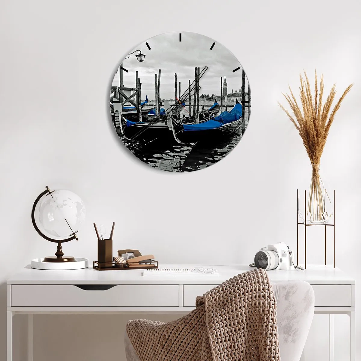 Falióra, Óra - Fekete-fehér gondolák kék borítással Velencében - 30x30cm - Gondolkodó Velence - Modern fali dekoráció nappalihoz, konyhához és hálószobához ARTTOR