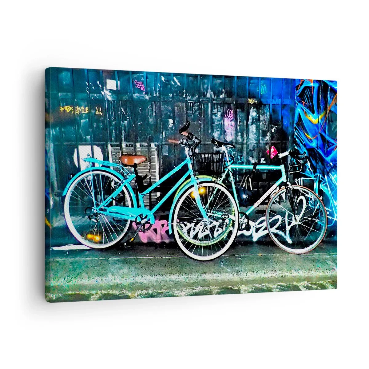Vászonkép - Két türkizkék bicikli egy városi graffiti hátterében. - 70x50cm - A város hív - Modern fali dekoráció nappalihoz és hálószobához ARTTOR