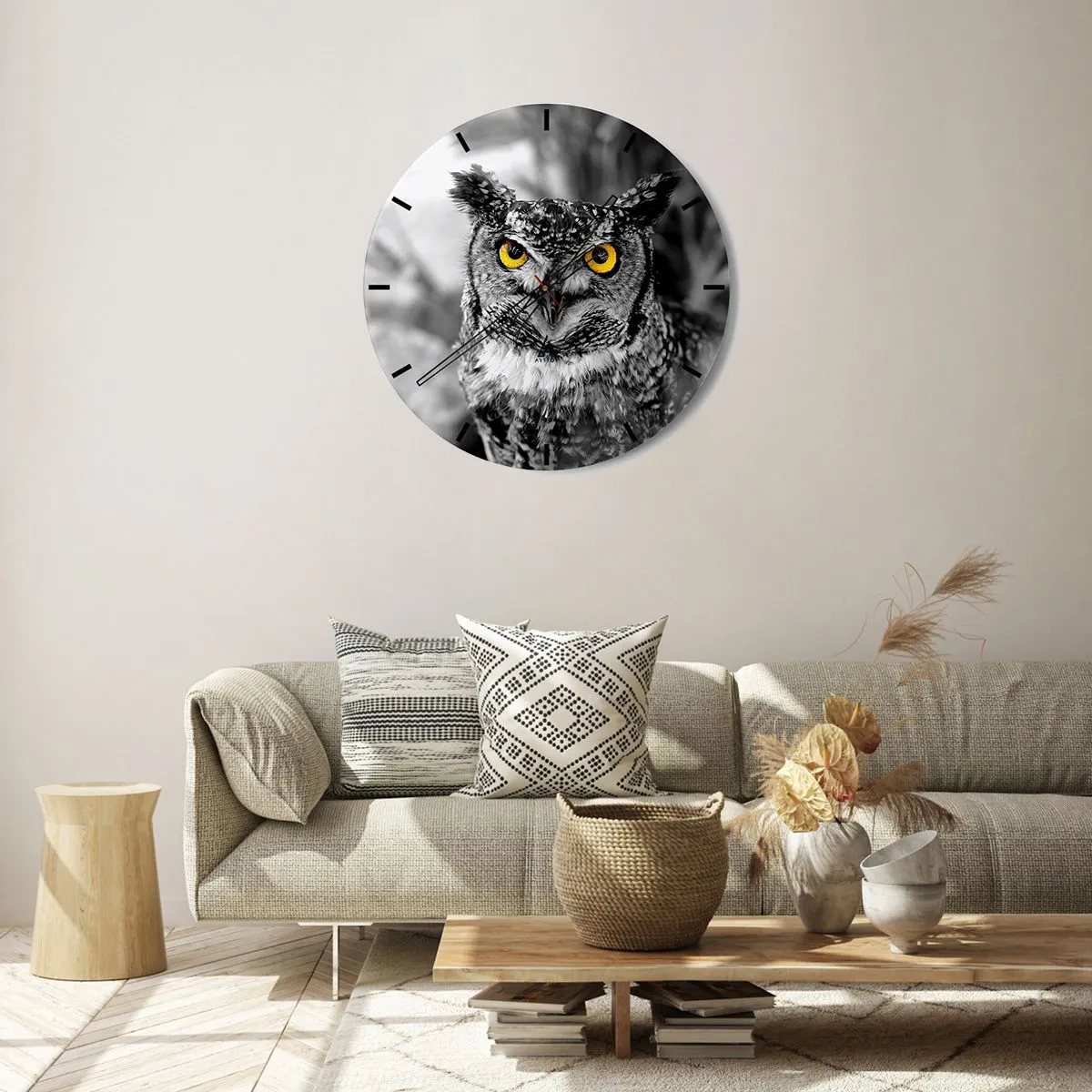 Falióra, Óra - Egy bagoly sárga szemekkel fekete-fehér alapon - 30x30cm - Semmi sem fog elbújni - Modern fali dekoráció nappalihoz, konyhához és hálószobához ARTTOR
