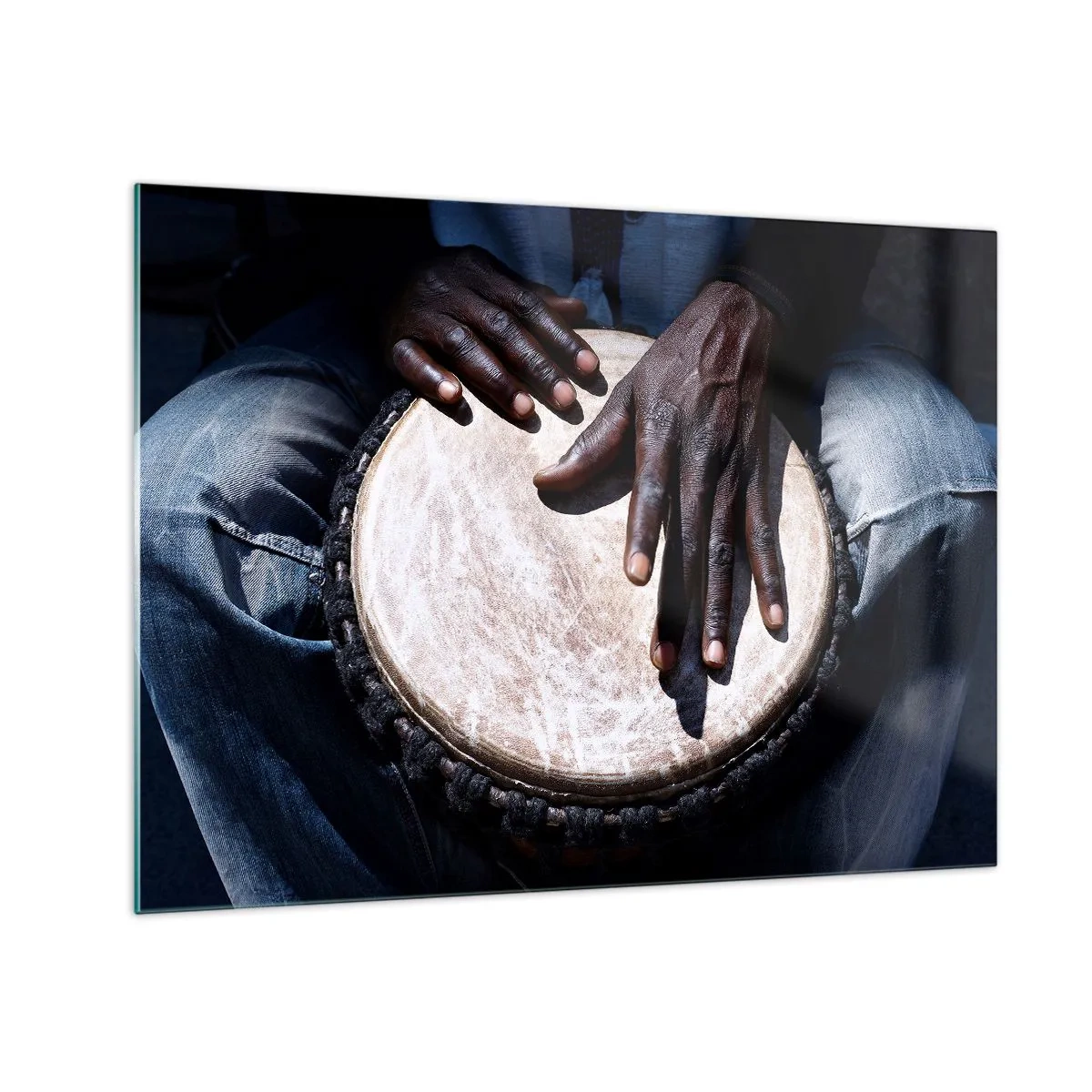 Üveg kép - Djembe dobon játszó kezek közeli képe - 70x50cm - Élj a saját ritmusodban - Modern fali dekoráció nappalihoz és hálószobához ARTTOR