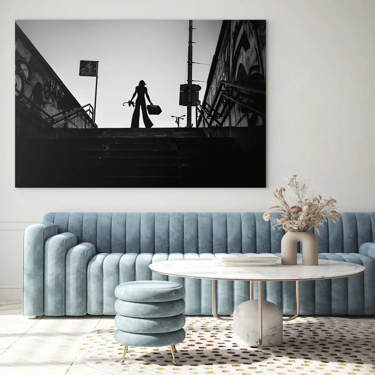 Üveg kép - Fekete-fehér sziluettje egy nőnek a városkép hátterében - 70x50cm - Városi vándorlás - Modern fali dekoráció nappalihoz és hálószobához ARTTOR