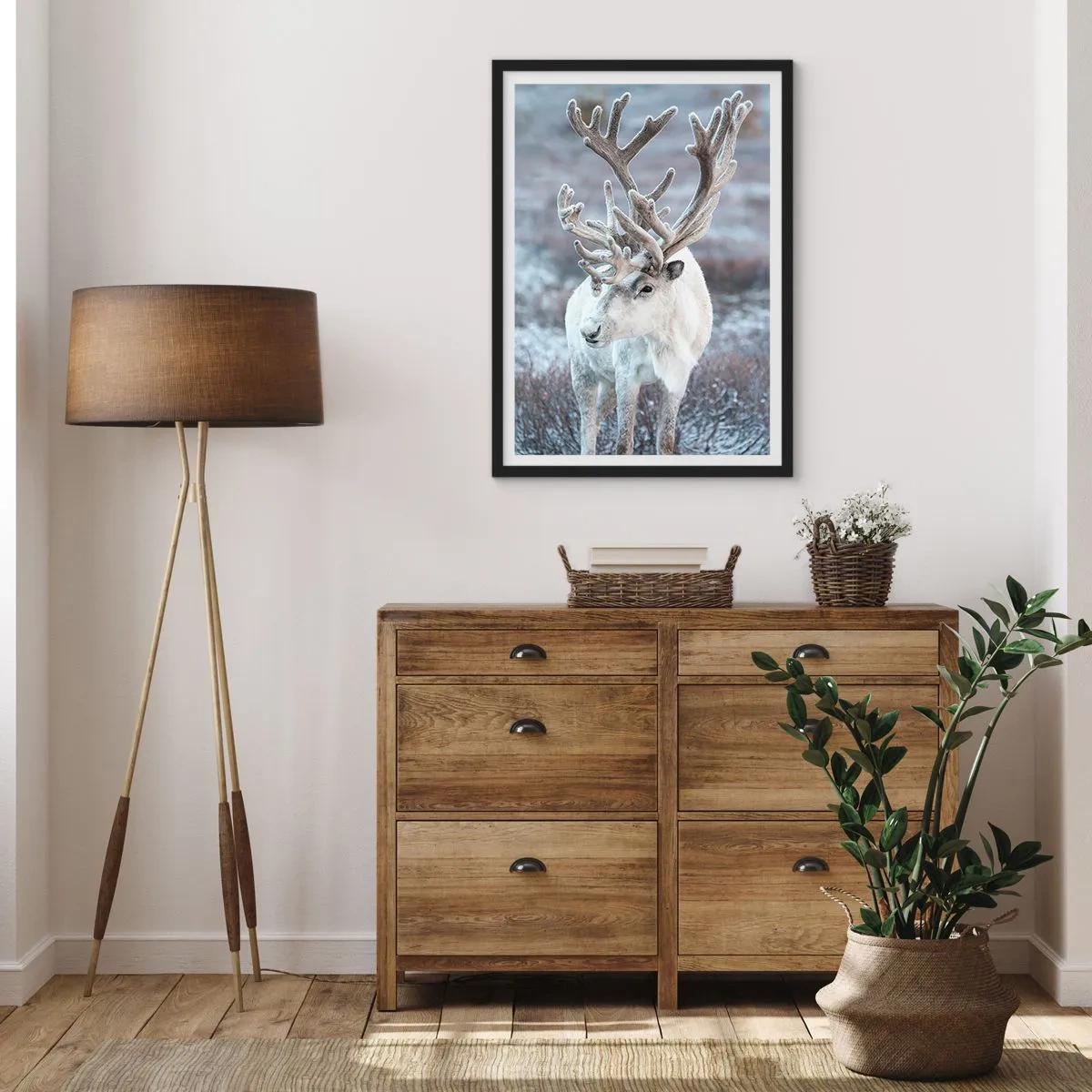 Poszter fehér keretben - Fehér rénszarvas téli tájban - 50x70cm - Portré a napon - Modern fali dekoráció nappalihoz és hálószobához ARTTOR