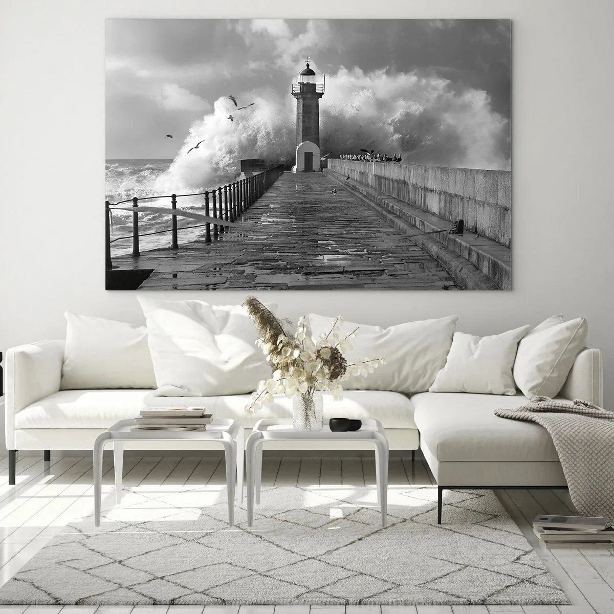 Üveg kép - Egy fekete-fehér fotó egy világítótoronyról a megtört hullámok közepette. - 70x50cm - Rettenthetetlen - Modern fali dekoráció nappalihoz és hálószobához ARTTOR