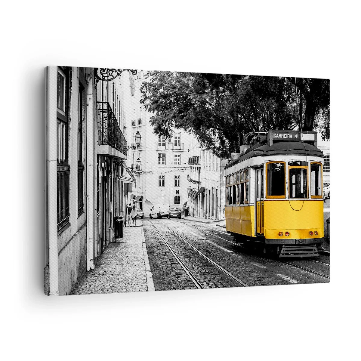 Vászonkép - Egy sárga villamos egy fekete-fehér utca hátterében - 70x50cm - És egy fado a háttérben - Modern fali dekoráció nappalihoz és hálószobához ARTTOR