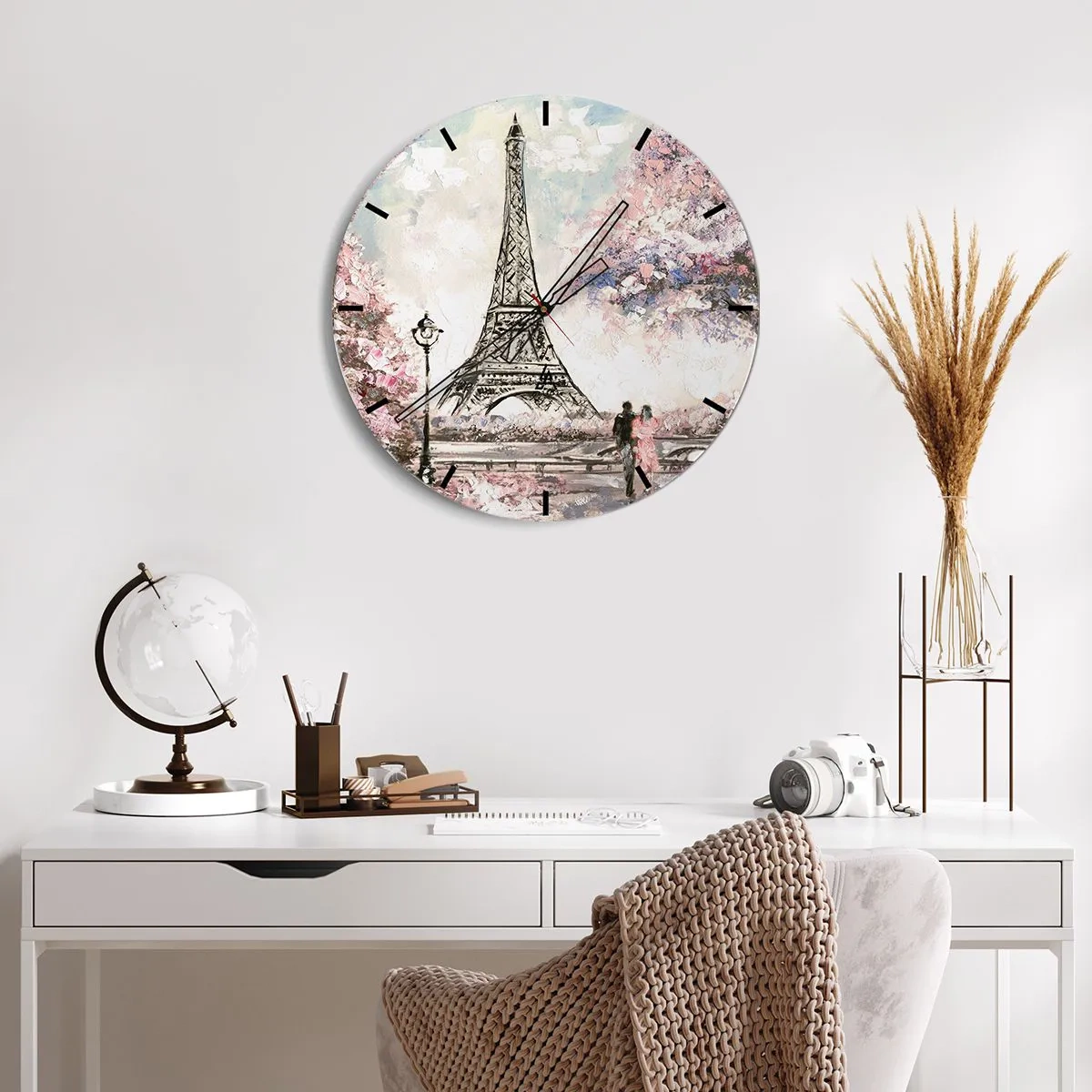 Falióra, Óra - Az Eiffel-torony virágzó fákkal körülvéve - 30x30cm - Áprilisi séta Párizsban - Modern fali dekoráció nappalihoz, konyhához és hálószobához ARTTOR