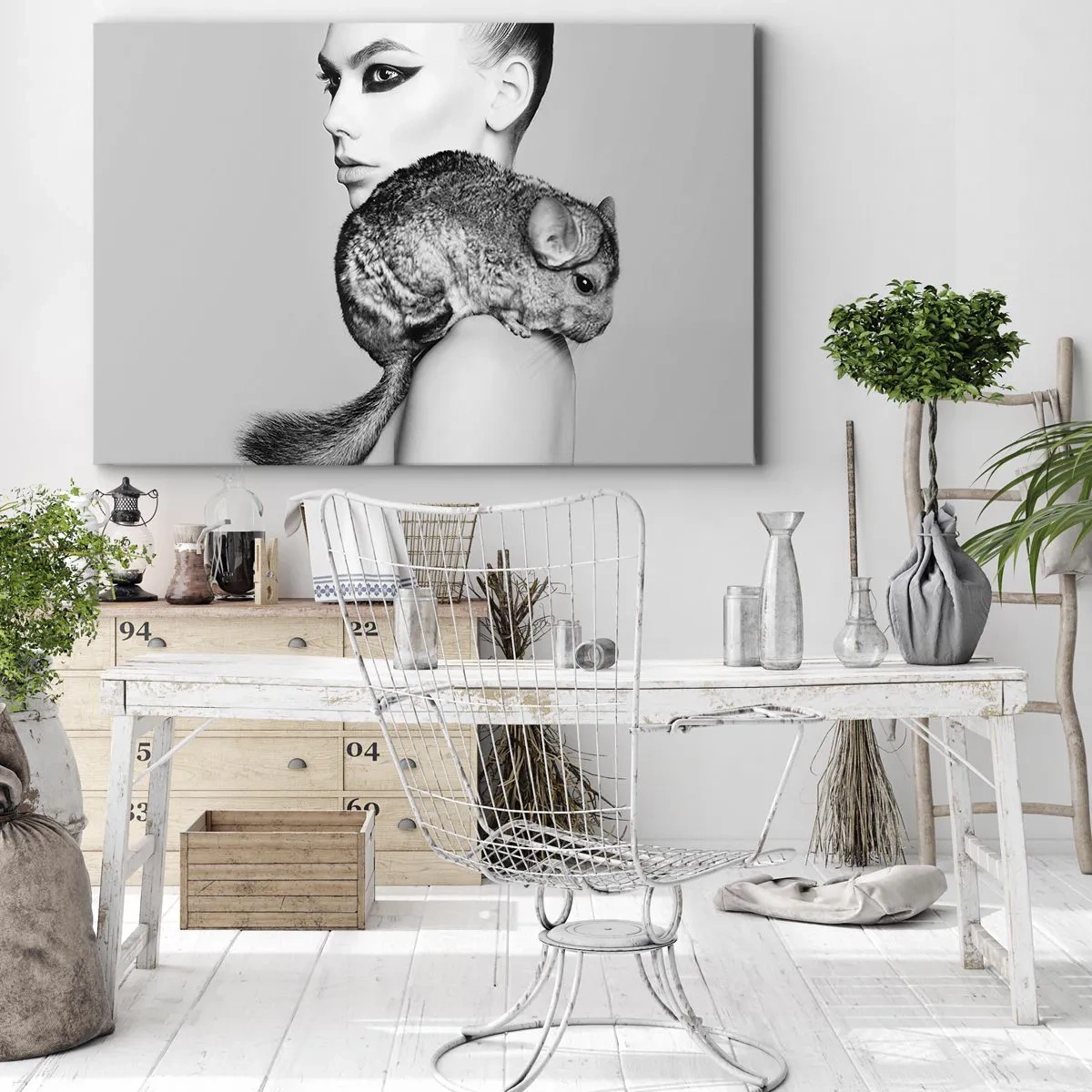Vászonkép - Stilizált nő csincsillával elegáns fekete-fehér kompozícióban - 70x50cm - Hölgy csincsillával - Modern fali dekoráció nappalihoz és hálószobához ARTTOR