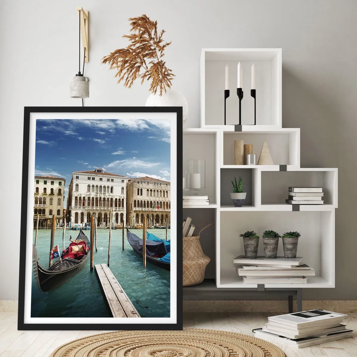 Poszter fehér keretben - Gondolák a vízen, a háttérben történelmi épületekkel Velencében - 50x70cm - Paloták kékben - Modern fali dekoráció nappalihoz és hálószobához ARTTOR