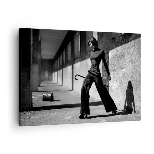 Vászonkép - Stílusos nő ipari környezetben - 70x50cm - Városi elegancia - Modern fali dekoráció nappalihoz és hálószobához ARTTOR