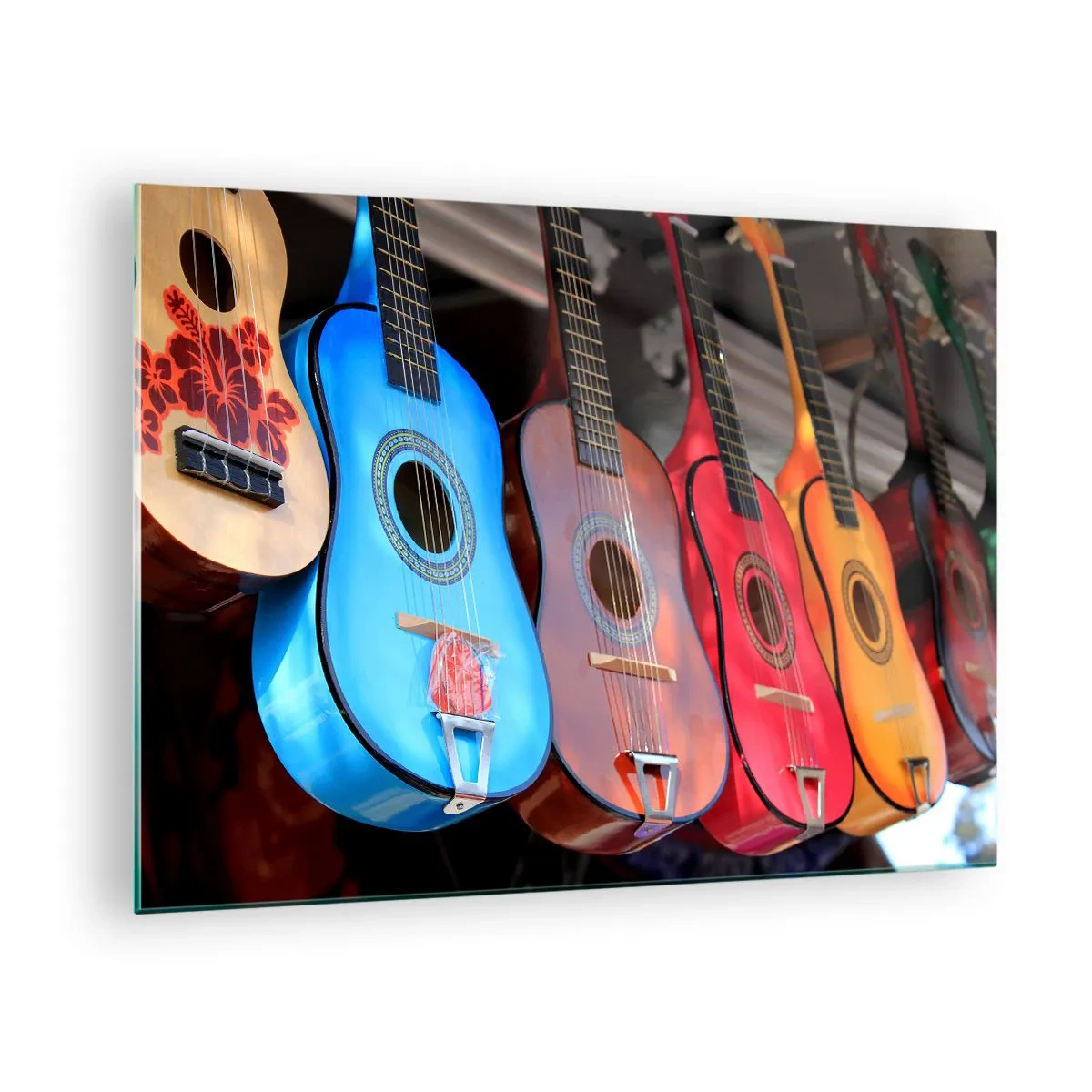 Üveg kép - Színes gitárok lógnak egy sorban a kiállításon - 70x50cm - Latin hangulat - Modern fali dekoráció nappalihoz és hálószobához ARTTOR