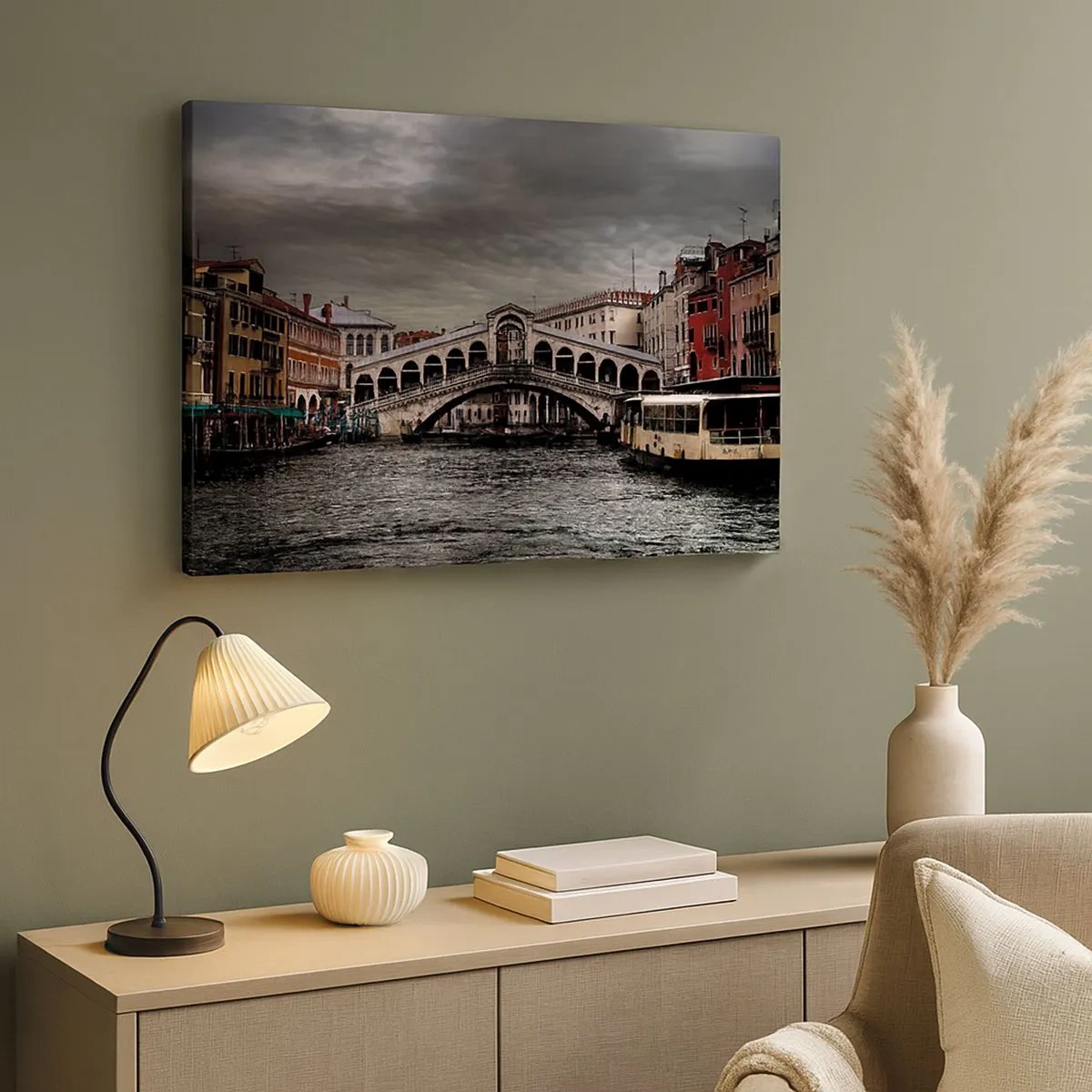 Vászonkép - Rialto híd Velencében a Canal Grandén át, klasszikus építészet. - 70x50cm - Egy velencei este ígérete - Modern fali dekoráció nappalihoz és hálószobához ARTTOR