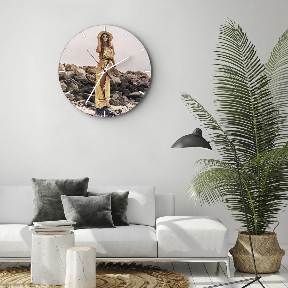 Falióra, Óra - Elegáns nő nyári ruhában, kövekkel díszített háttérrel - 30x30cm - A kövek varázsa - Modern fali dekoráció nappalihoz, konyhához és hálószobához ARTTOR