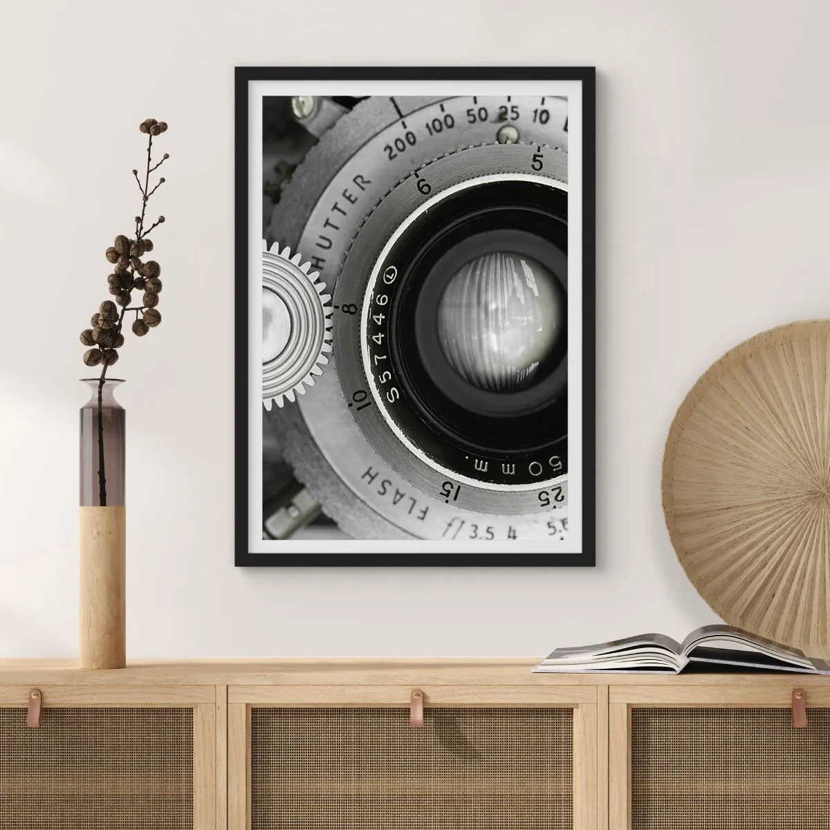 Poszter fehér keretben - Fém részletekkel díszített kameralencse közeli képe - 50x70cm - Történet Hollywoodról - Modern fali dekoráció nappalihoz és hálószobához ARTTOR