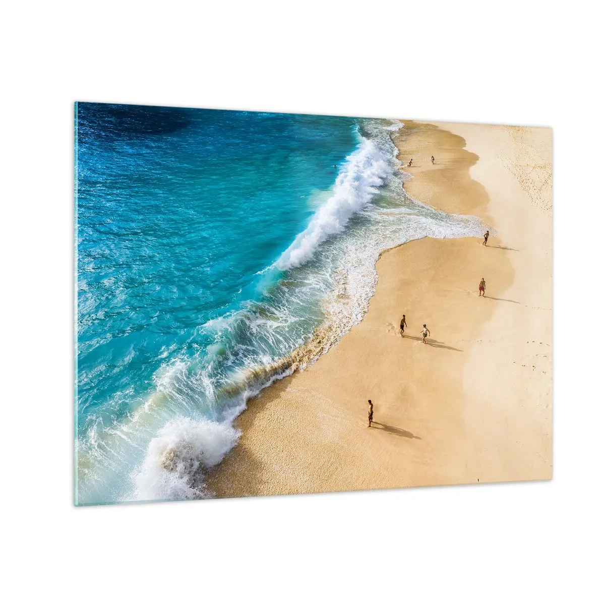 Üveg kép - Aranyló tengerpart türkizkék vízzel és a parton sétáló emberekkel - 70x50cm - Aztán a nap, a tengerpart... - Modern fali dekoráció nappalihoz és hálószobához ARTTOR