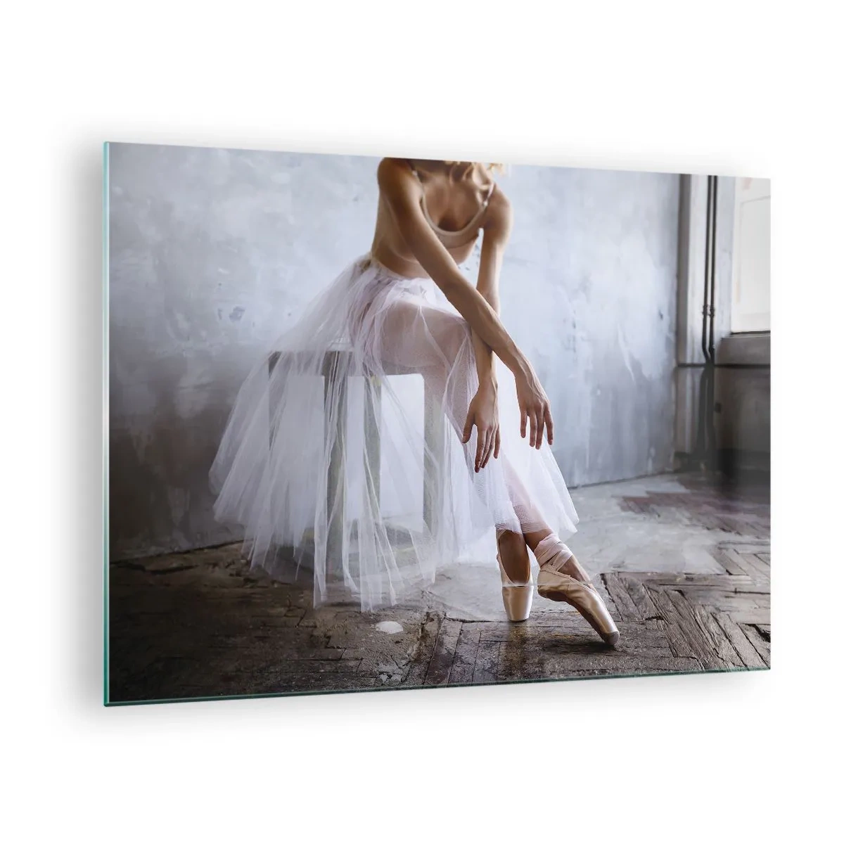 Üveg kép - Egy tüllszoknyás balerina pihen a hallban - 70x50cm - Mielőtt a rámpa fényei kigyúlnak - Modern fali dekoráció nappalihoz és hálószobához ARTTOR