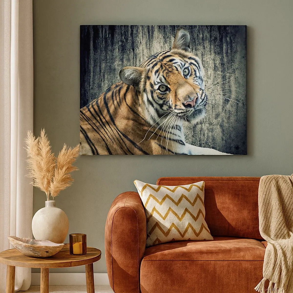 Vászonkép - Egy tigris fekszik egy durva textúrájú falnak - 70x50cm - Portré a fénysugárban - Modern fali dekoráció nappalihoz és hálószobához ARTTOR