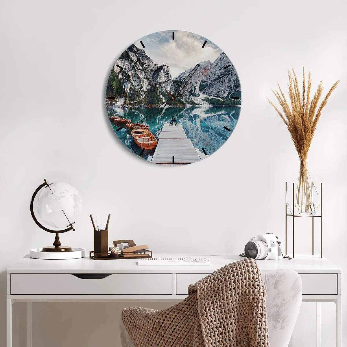 Falióra, Óra - Egy fából készült móló és csónakok egy hegyi tó hátterében - 30x30cm - Megmutatjuk a szépséget - Modern fali dekoráció nappalihoz, konyhához és hálószobához ARTTOR