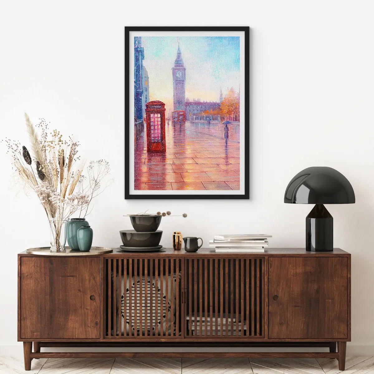 Poszter fehér keretben - Big Ben és a piros telefonfülke egy esős napon - 50x70cm - Őszi nap Londonban - Modern fali dekoráció nappalihoz és hálószobához ARTTOR