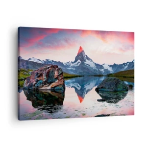 Vászonkép - Egy hegycsúcs tükröződik egy tóban naplementekor - 70x50cm - A hegyek szíve forró - Modern fali dekoráció nappalihoz és hálószobához ARTTOR