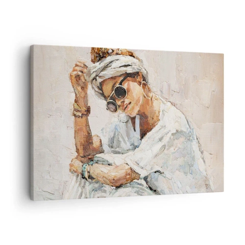 Vászonkép - Napszemüveget viselő nő portréja világos falnak támaszkodva - 70x50cm - Portré teljes napfényben - Modern fali dekoráció nappalihoz és hálószobához ARTTOR