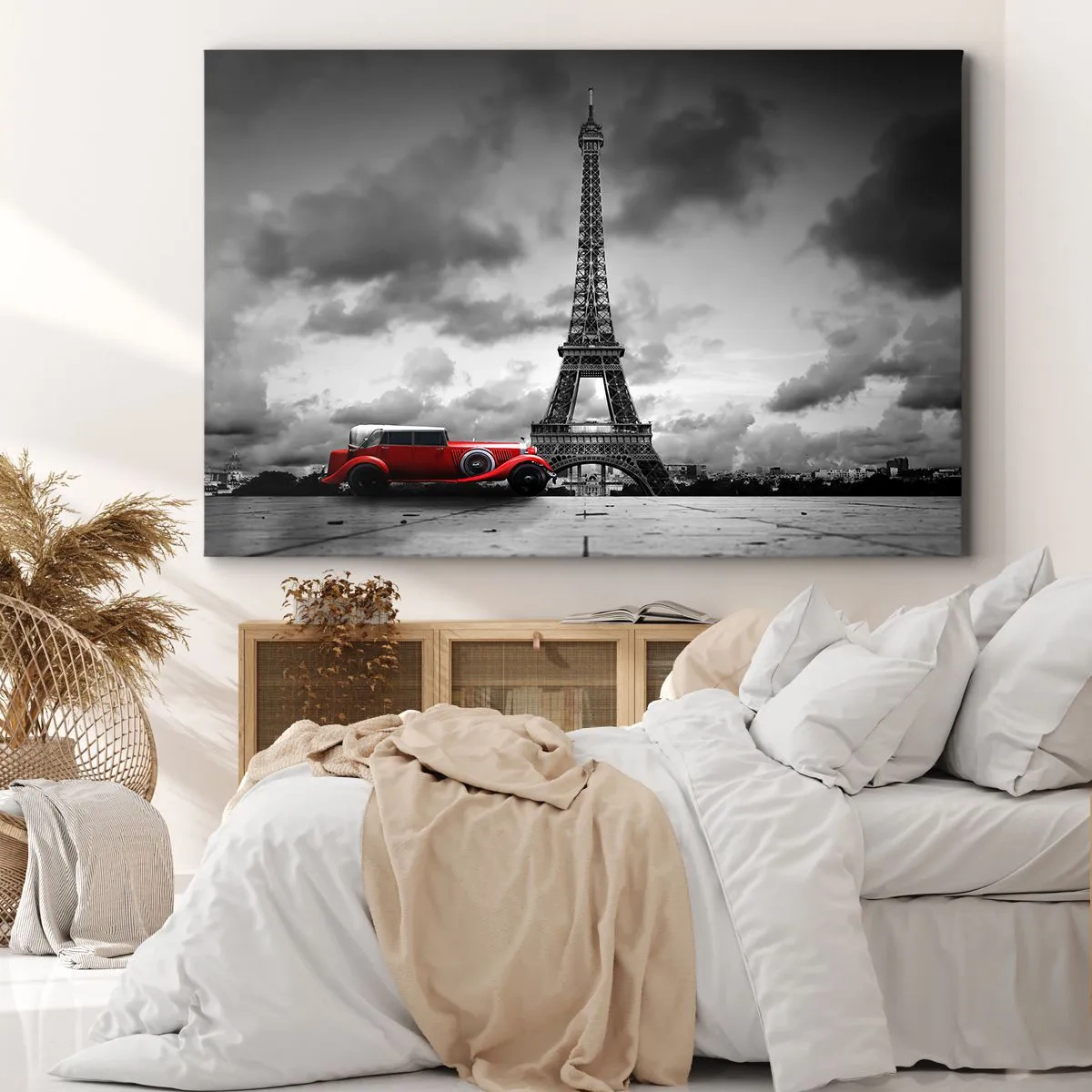 Vászonkép - Piros retró autó az Eiffel-torony előtt fekete-fehérben - 70x50cm - Nem olyan régen a Párizsban - Modern fali dekoráció nappalihoz és hálószobához ARTTOR