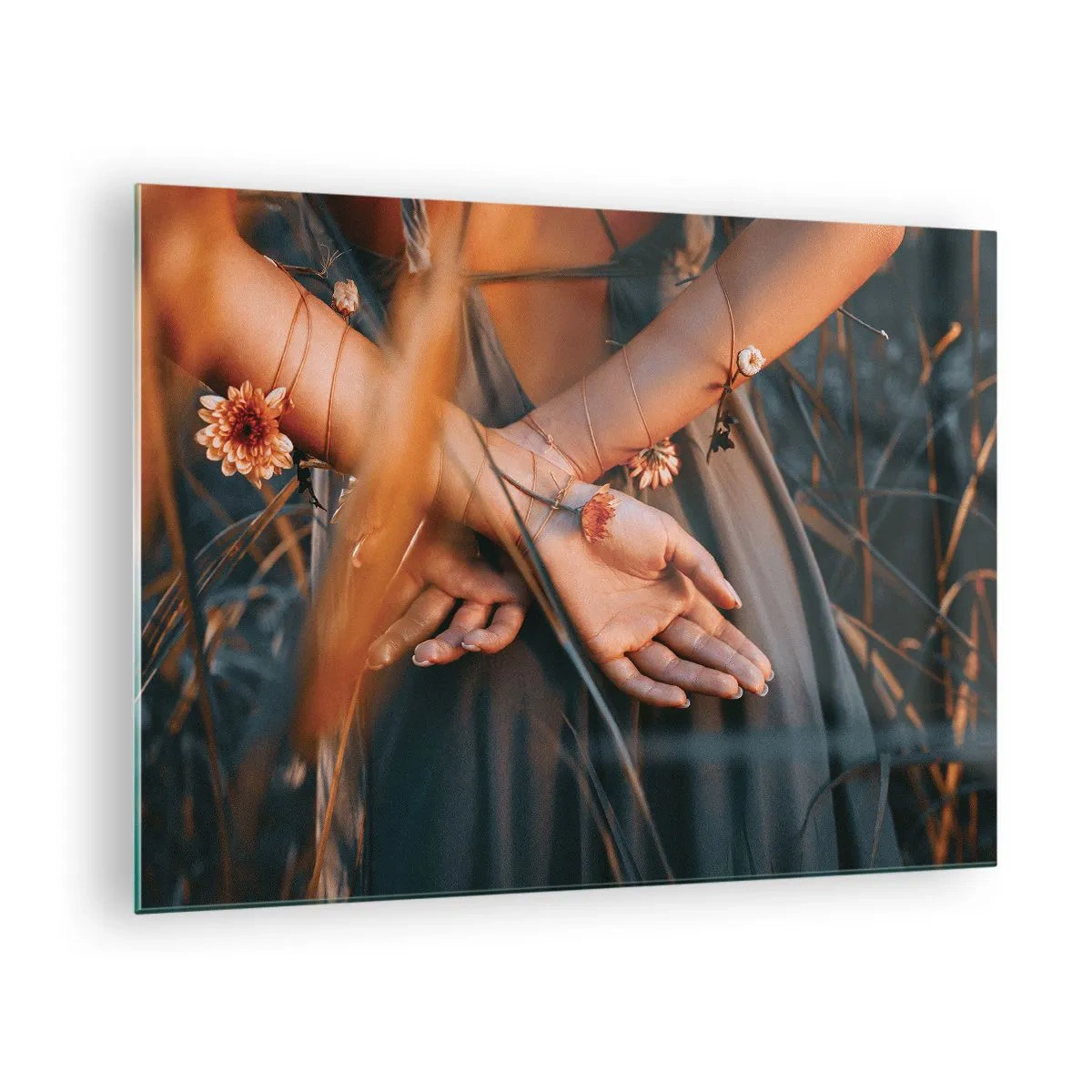 Üveg kép - Közeli kép egy nő összekulcsolt kezéről virágokkal füves háttér előtt - 70x50cm - Kapcsolatban a természettel - Modern fali dekoráció nappalihoz és hálószobához ARTTOR