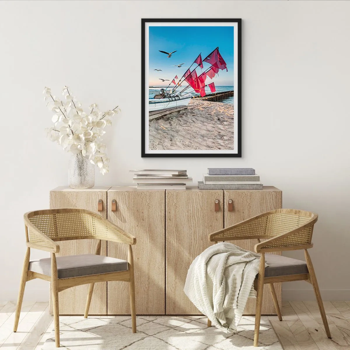 Poszter fehér keretben - Vörös zászlókkal kitűzött horgászhajó a strandon - 50x70cm - Megérdemelt pihenés - Modern fali dekoráció nappalihoz és hálószobához ARTTOR