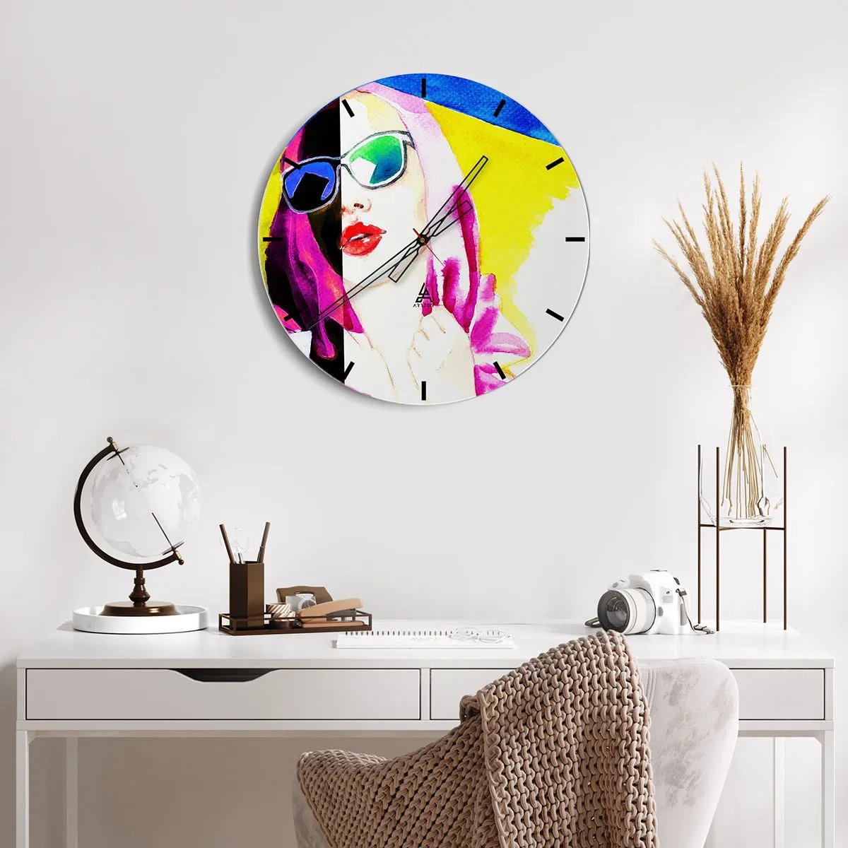 Falióra, Óra - Nő pop-art szemüveggel - 30x30cm - Nem vagyok fehér és nem vagyok fekete - Modern fali dekoráció nappalihoz, konyhához és hálószobához ARTTOR