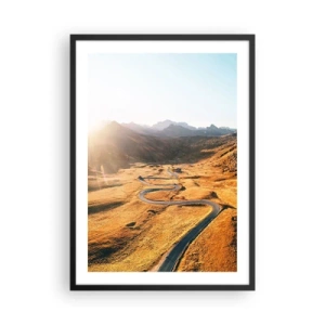 Poszter fehér keretben - Kanyargós út az aranyló mezőkön át, a nap megvilágítja - 50x70cm - Egy arany völgyben - Modern fali dekoráció nappalihoz és hálószobához ARTTOR
