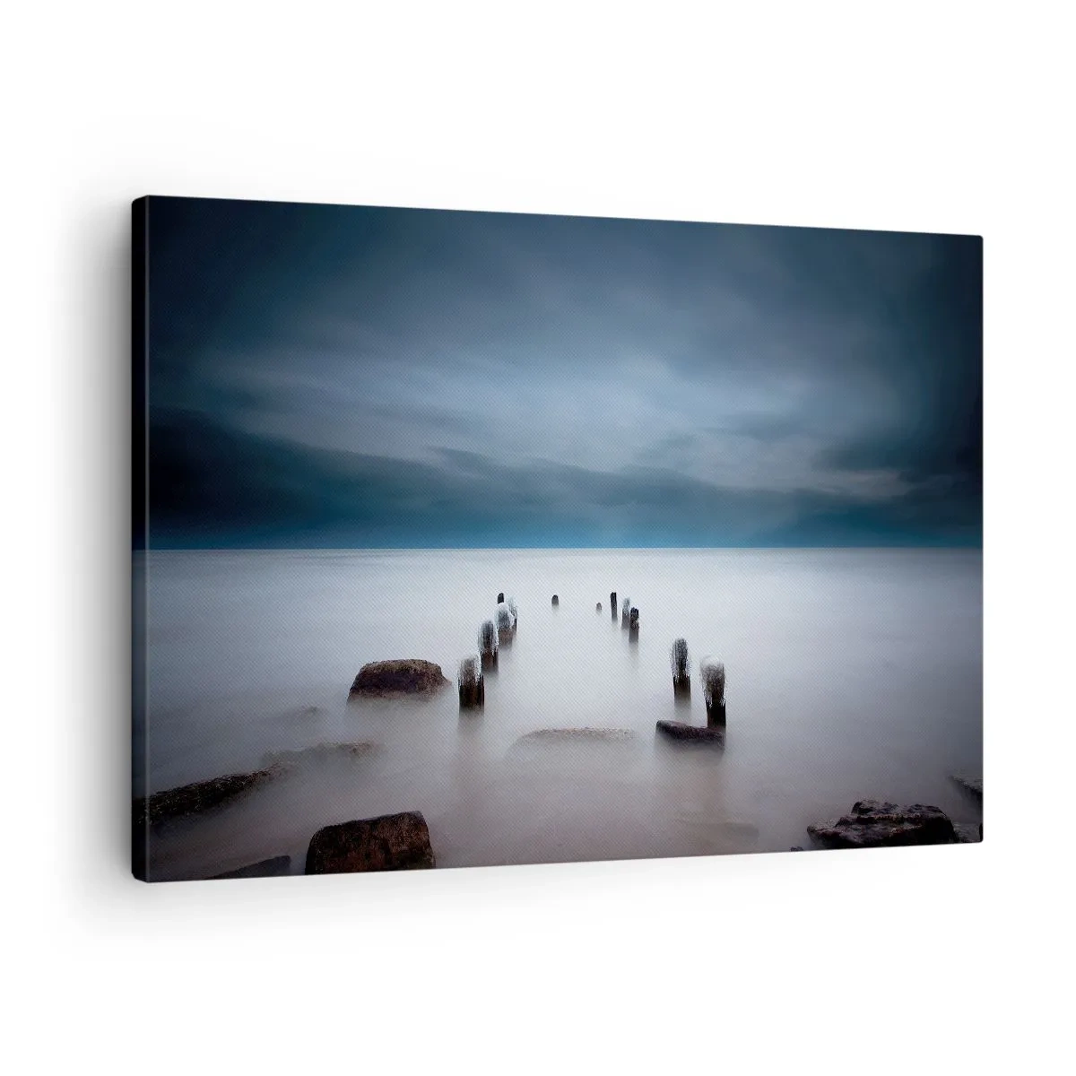 Vászonkép - A régi móló a nyugodt tenger hátterében - 70x50cm - Töprengő tó - Modern fali dekoráció nappalihoz és hálószobához ARTTOR