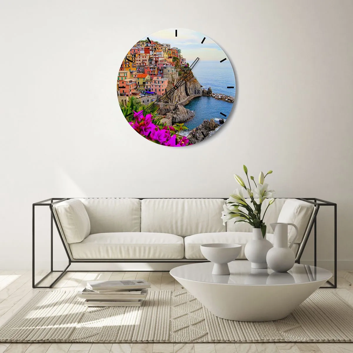 Falióra, Óra - Színes épületek egy sziklán a tenger felett, virágokkal az előtérben - 30x30cm - Nevető város - Modern fali dekoráció nappalihoz, konyhához és hálószobához ARTTOR