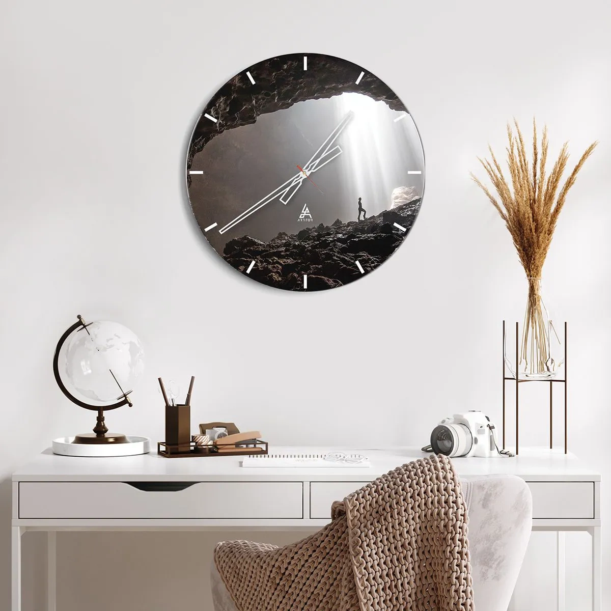 Falióra, Óra - Egy alak egy barlangban, fénysugarakkal megvilágítva - 30x30cm - A fényes barlang - Modern fali dekoráció nappalihoz, konyhához és hálószobához ARTTOR