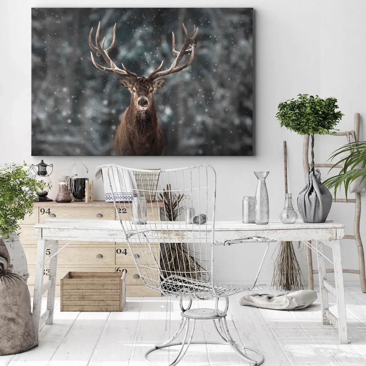 Vászonkép - Szarvas a téli erdőben, hulló hóval - 70x50cm - Az erdő királya koronázva - Modern fali dekoráció nappalihoz és hálószobához ARTTOR