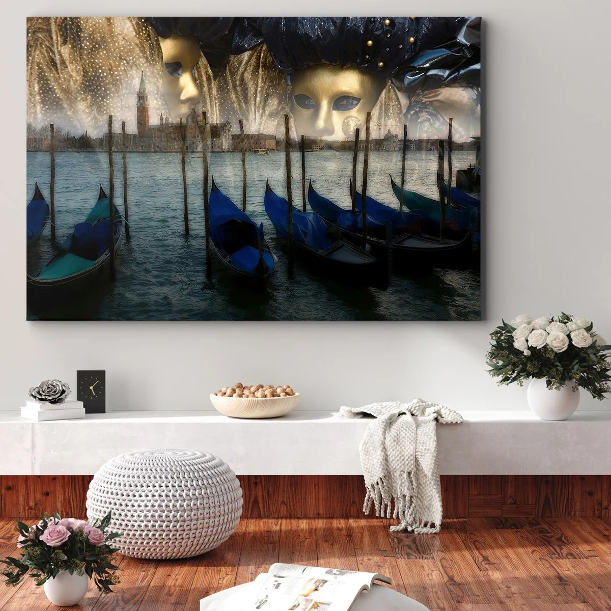 Vászonkép - Velencei karneváli maszkok és gondolák a város és a víz hátterében - 70x50cm - Ideje elkezdeni a karnevált - Modern fali dekoráció nappalihoz és hálószobához ARTTOR