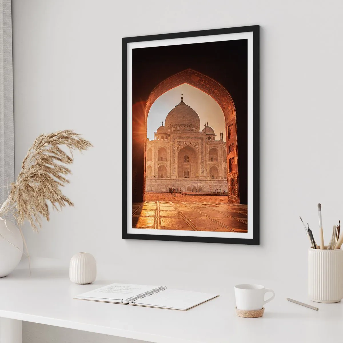 Poszter fehér keretben - A monumentális építmény a díszes boltíven keresztül látható naplementekor - 50x70cm - A földöntúli szerelem emlékműve - Modern fali dekoráció nappalihoz és hálószobához ARTTOR