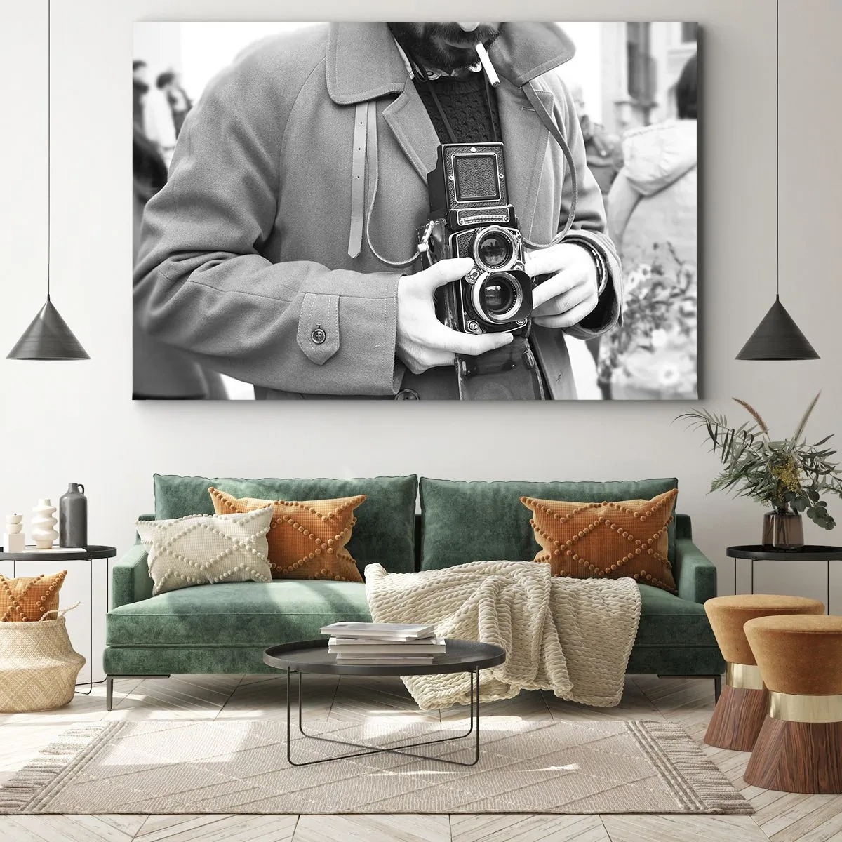 Vászonkép - Fekete-fehér fotó egy férfiról retró fényképezőgéppel - 70x50cm - Retro stílusban - Modern fali dekoráció nappalihoz és hálószobához ARTTOR