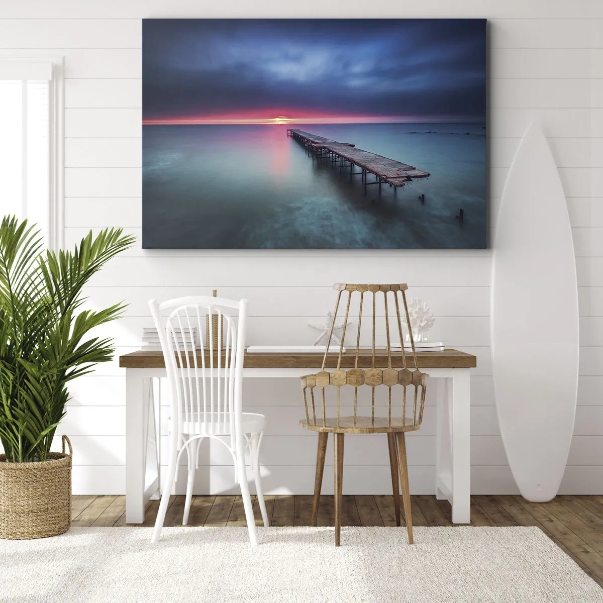 Vászonkép - Egy fa móló, amely egyenesen a tengerre vezet naplementekor - 70x50cm - Ég és föld között - Modern fali dekoráció nappalihoz és hálószobához ARTTOR
